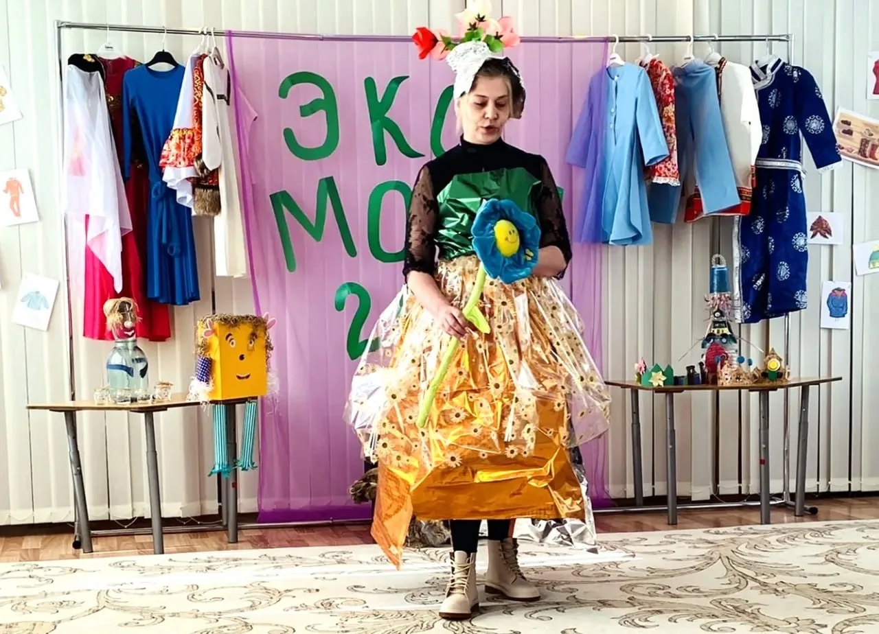 Эко-мода в корпусе №9: как из «мусора» рождается искусство!  🎉 Прошёл яркий экологический праздник —