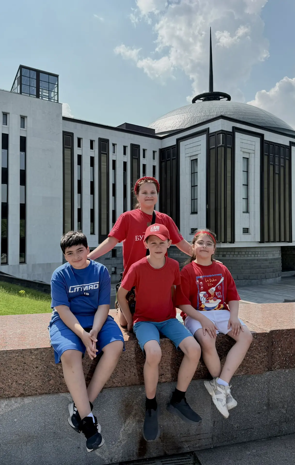 🇷🇺 Наши ученики в «Хороводе Единства»!

В преддверии Дня России у Музея Победы прошла масштабная а