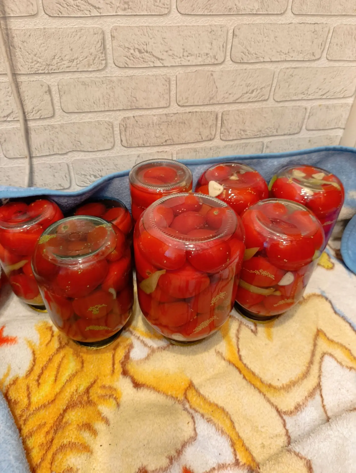Помидорчики 🍅🍅🍅 Самые главные любители помидор в нашей семье я и Денис🥰 "траву" в р...