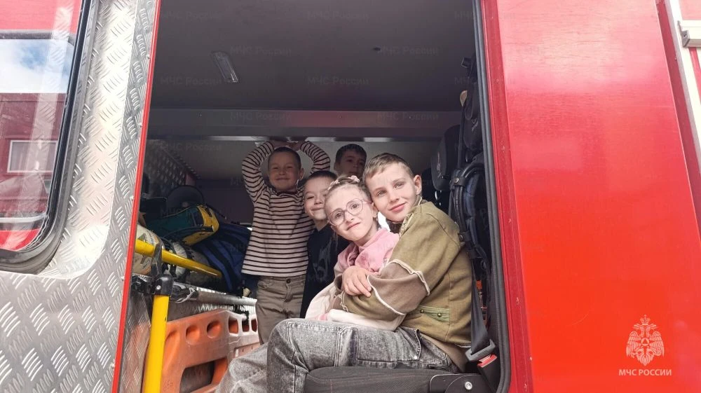 🟠 Маленькие гости в мире больших подвигов   В пожарно-спасательной части № 1 г. Орла прошла познават