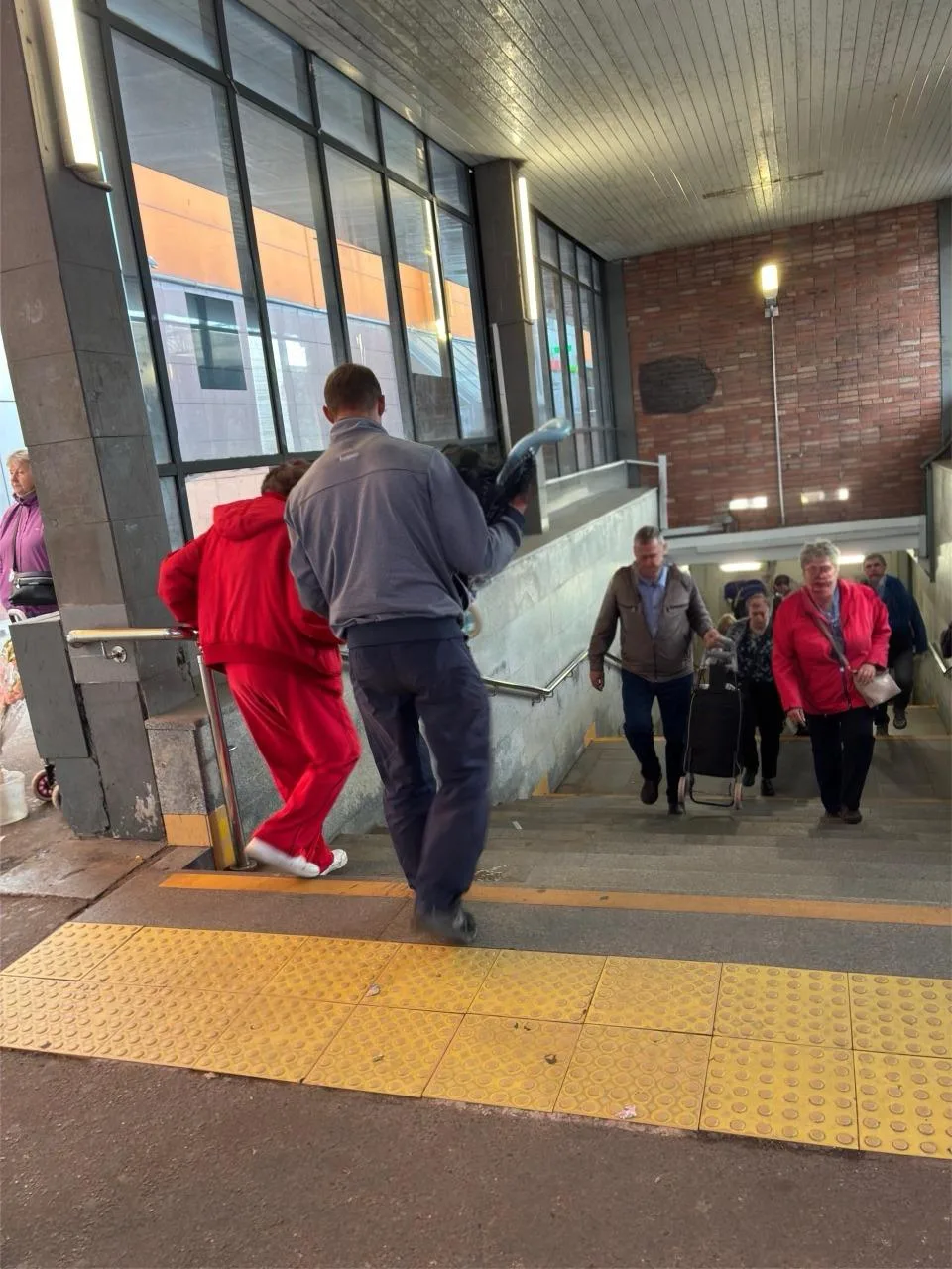 🚇 Пассажиры сообщили, что около пяти дней назад убрали аппарели для спуска и подъёма к...