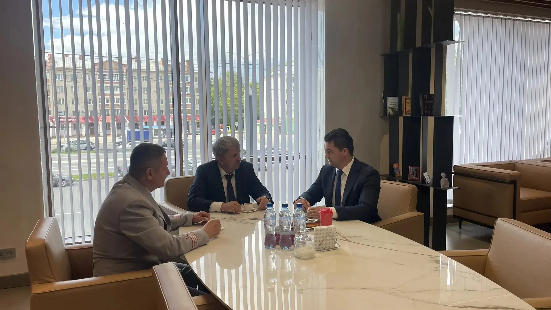 Дмитрий Диденко провел встречу с начальником северной региональной дирекции железнодорожных вокзалов