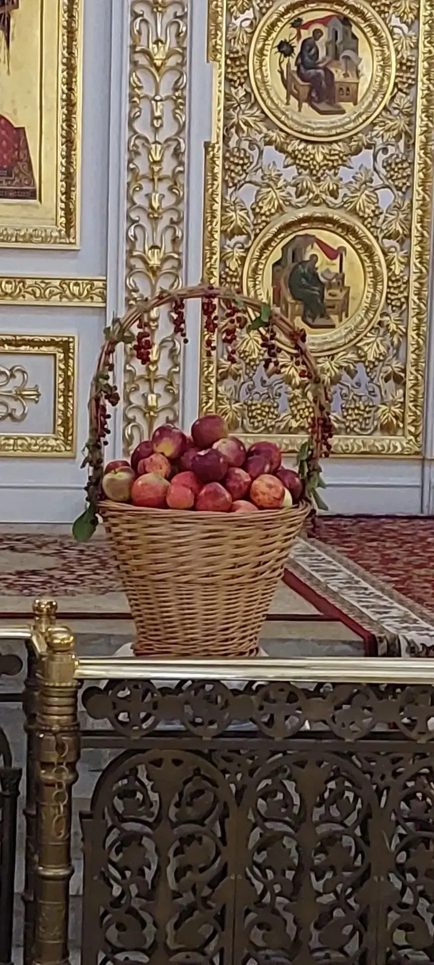 По традиции на Яблочный Спас принято ходить в храм. Мы не стали нарушать этот обычай: п...