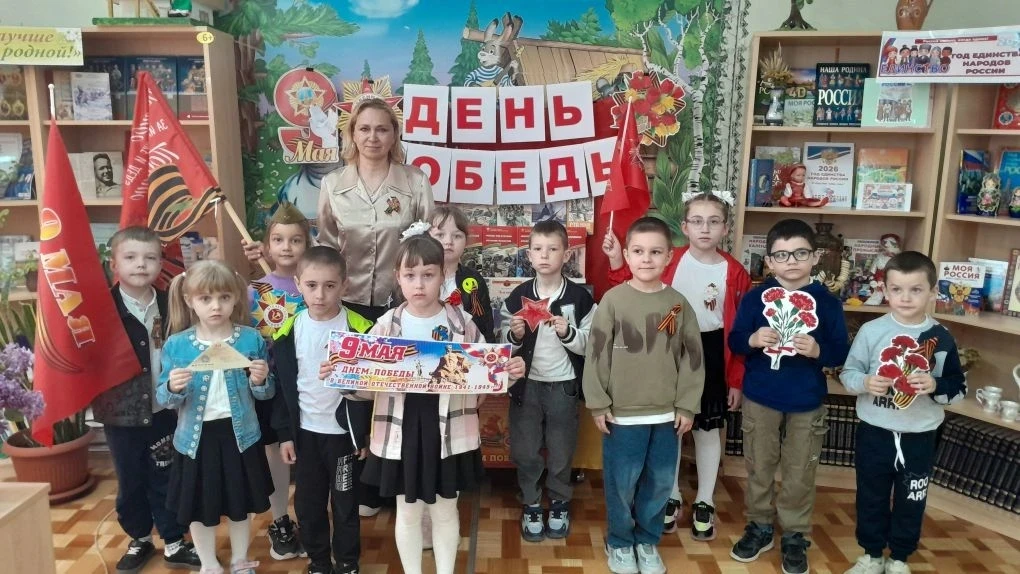 Для воспитанников  подготовительной группы "АБВГДейка" в детской библиотеке прошёл урок...