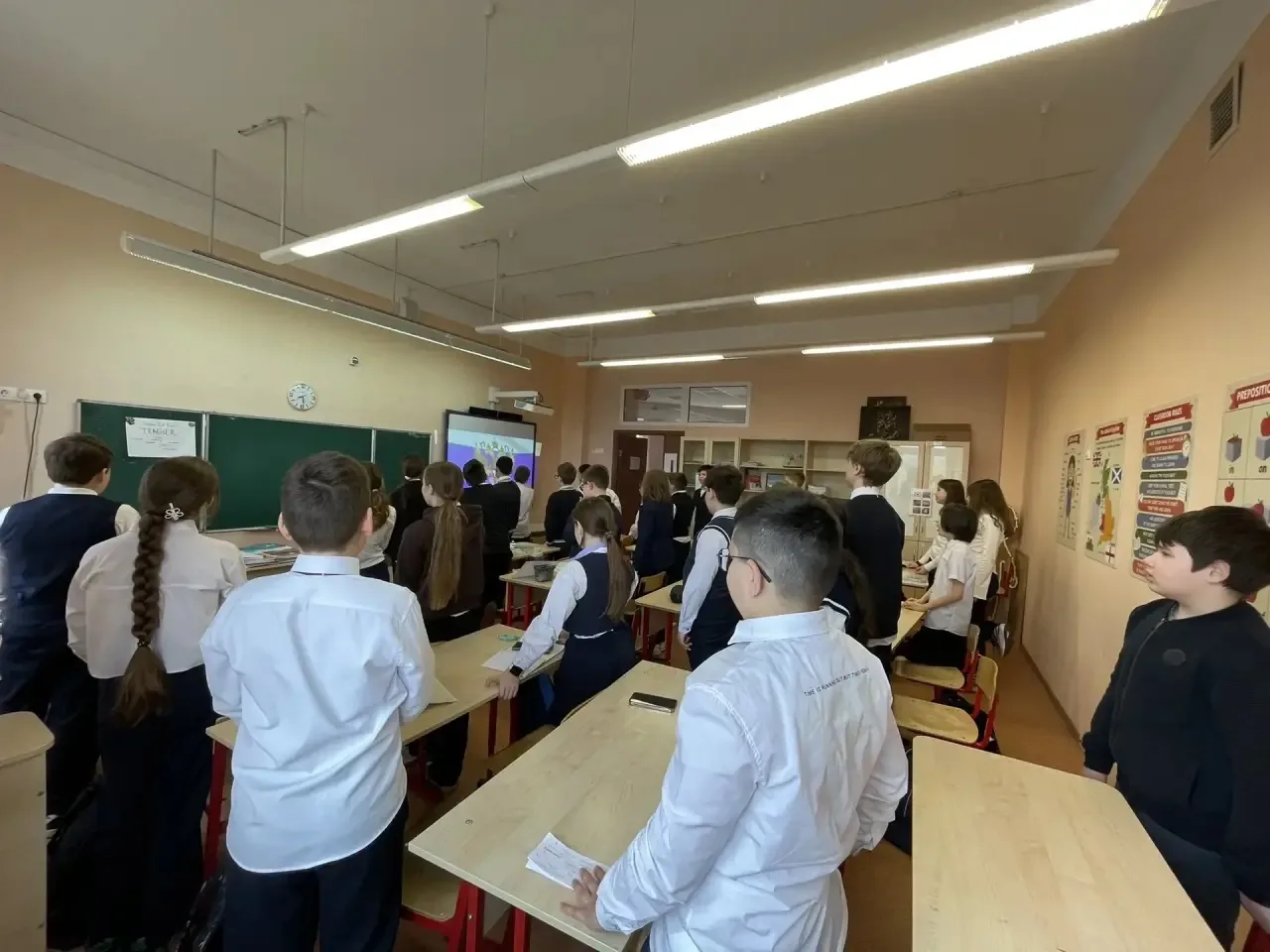 🌍 День Земли — каждый день!  Сегодняшнее утро, как всегда, началось с торжественного поднятия флага 
