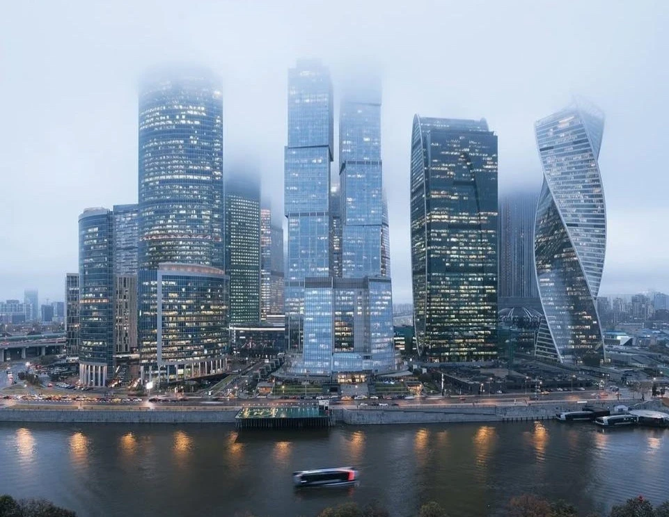🌫️ Башни «Москва-Сити» скрылись в осеннем тумане