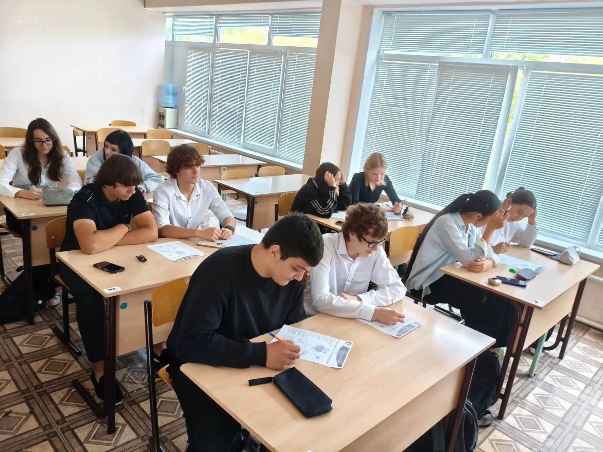 📢 В 9б классе прошёл урок «Финансовый детектив» и беседа «Личные финансы с господдержкой»