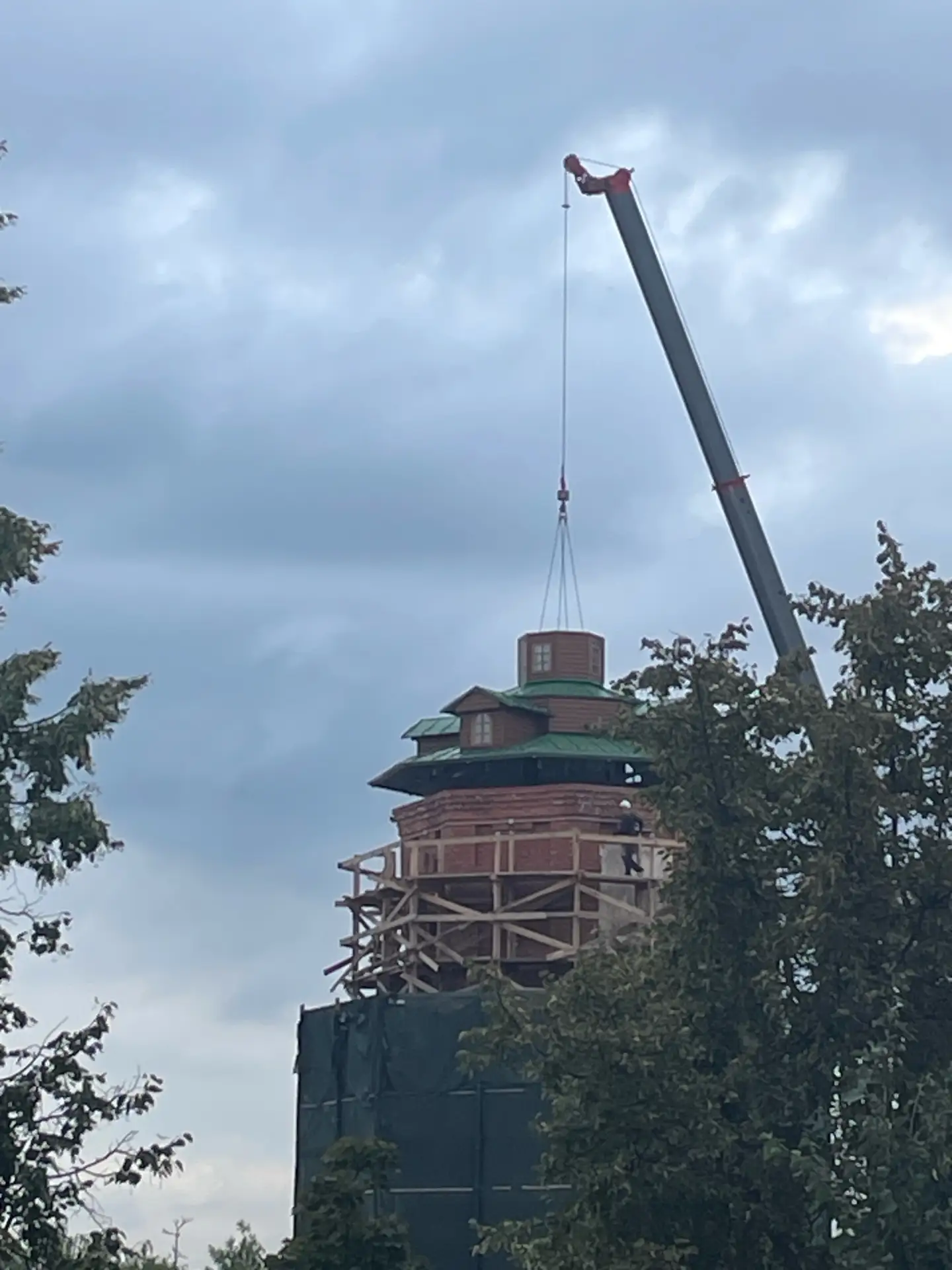 На водонапорной башне устанавливают новый купол прямо сейчас 👍