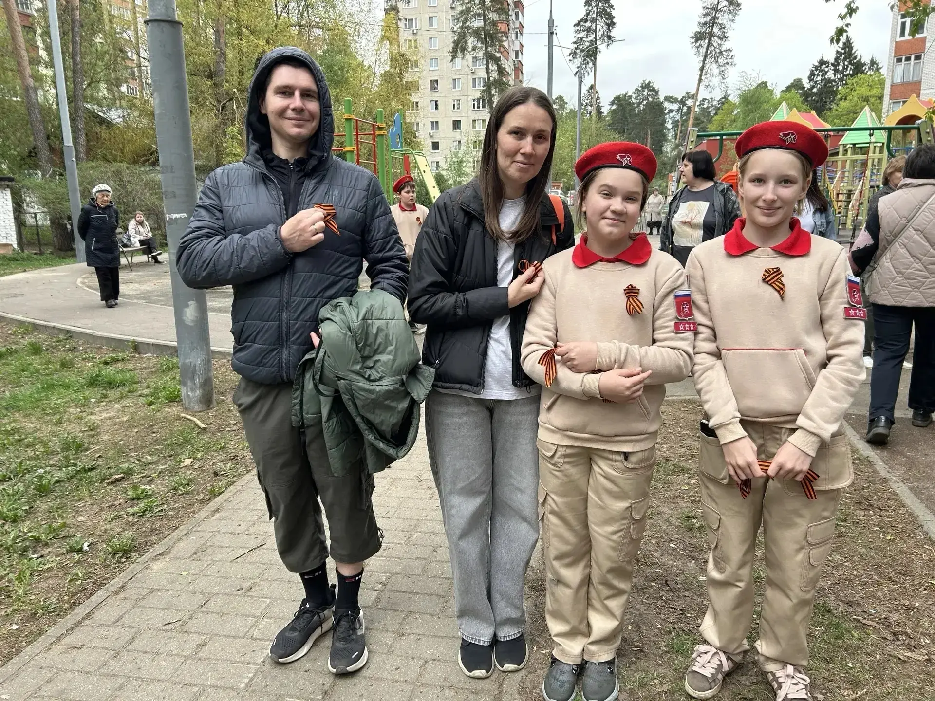 Правнуки Победы. Акция "Георгиевская ленточка"  8 мая юнармейцы школы провели акцию "Георгиевская ле