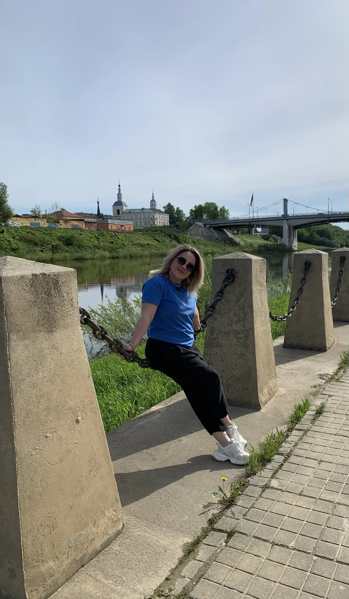 Люблю июнь за тишину рассвета,
За долгий день, за лёгкость лета.
За то, что время будто замедляет бе