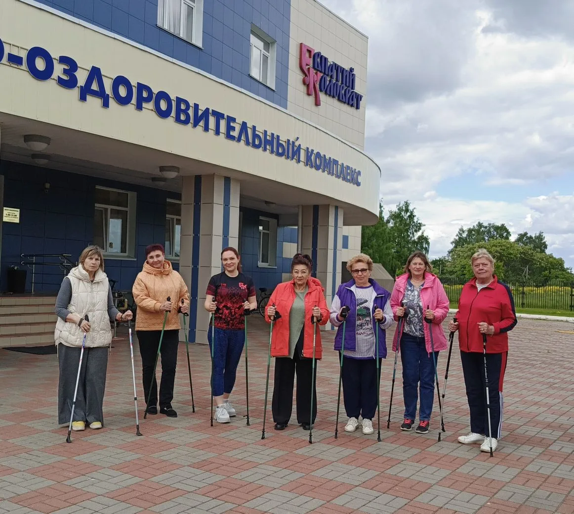 🚶‍♂️🧘‍♀️Возраст — не повод сидеть дома: свежий воздух, северная ходьба и йога для уча...