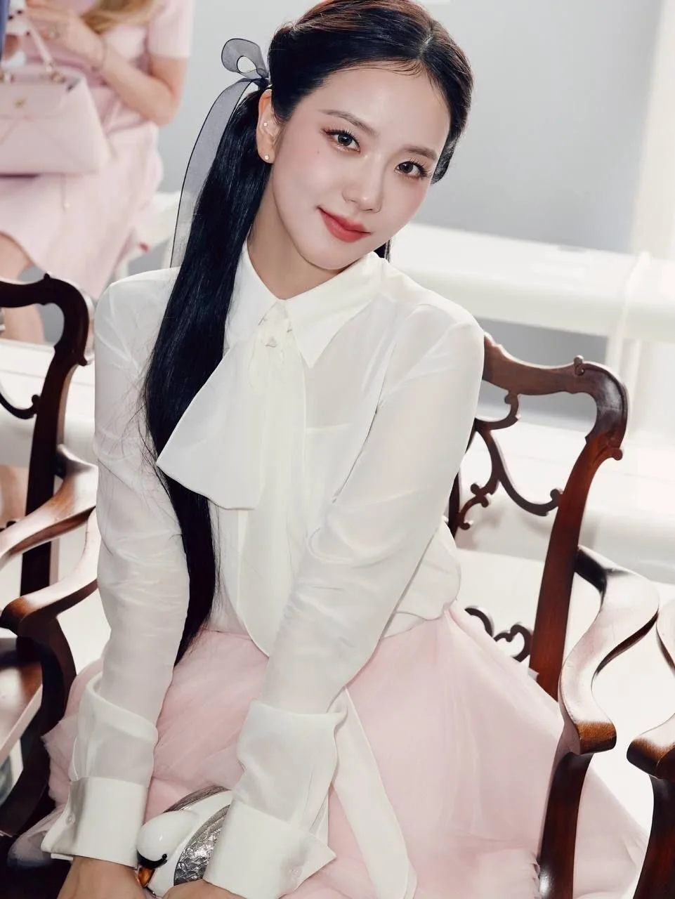 По сообщениям, Джису готовится к выпуску новой песни с колумбийским певцом Фейдом.