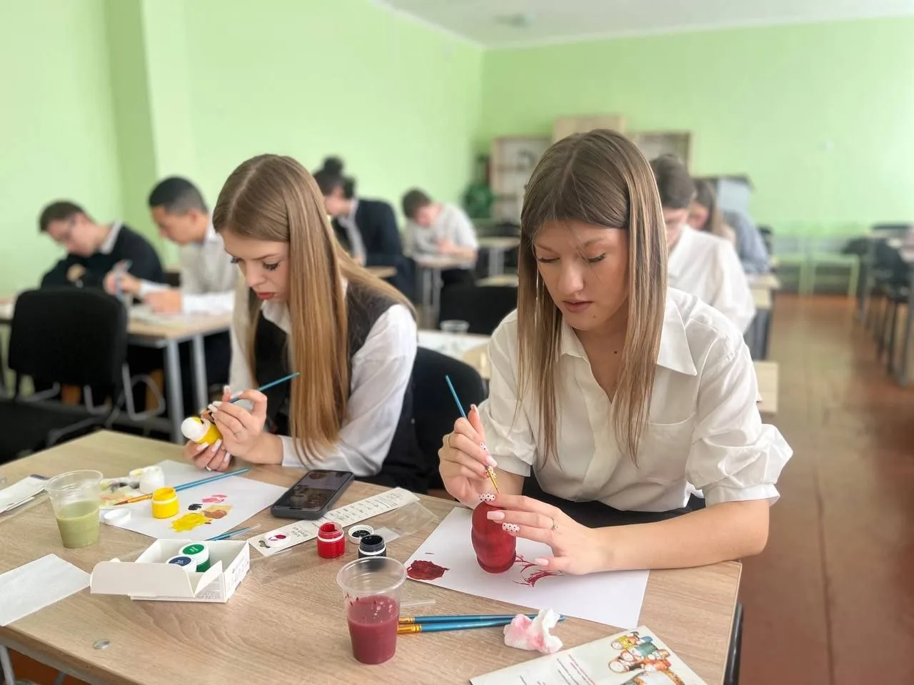 🇷🇺 Мастер‑класс по росписи матрёшек в ГБОУ "СШ № 32 Г.О. МАКЕЕВКА" 🎨  30 марта 2026 года учащиеся пр