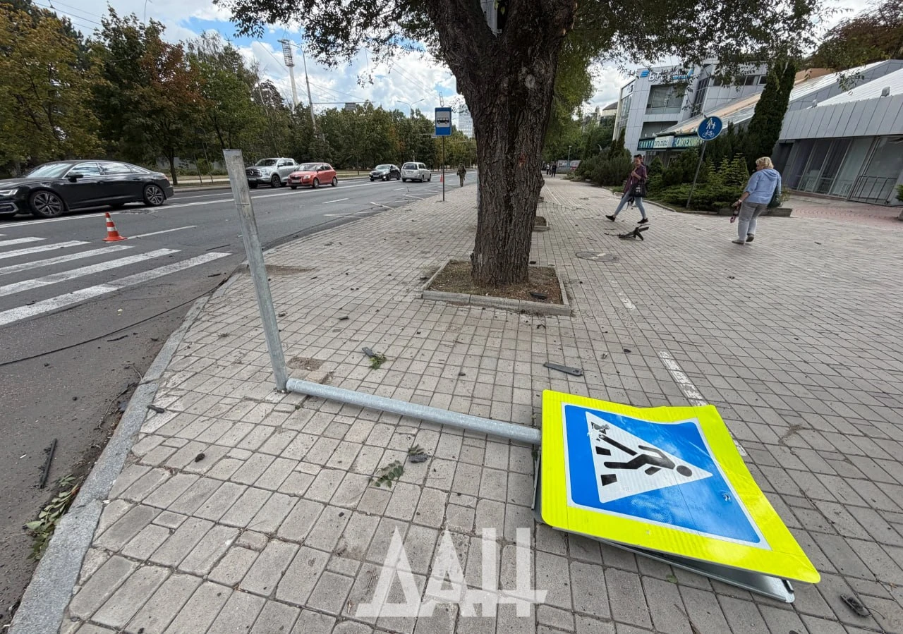🤬 Вражеский БПЛА ударил прямо по оживлённой дороге в центре Донецка.
