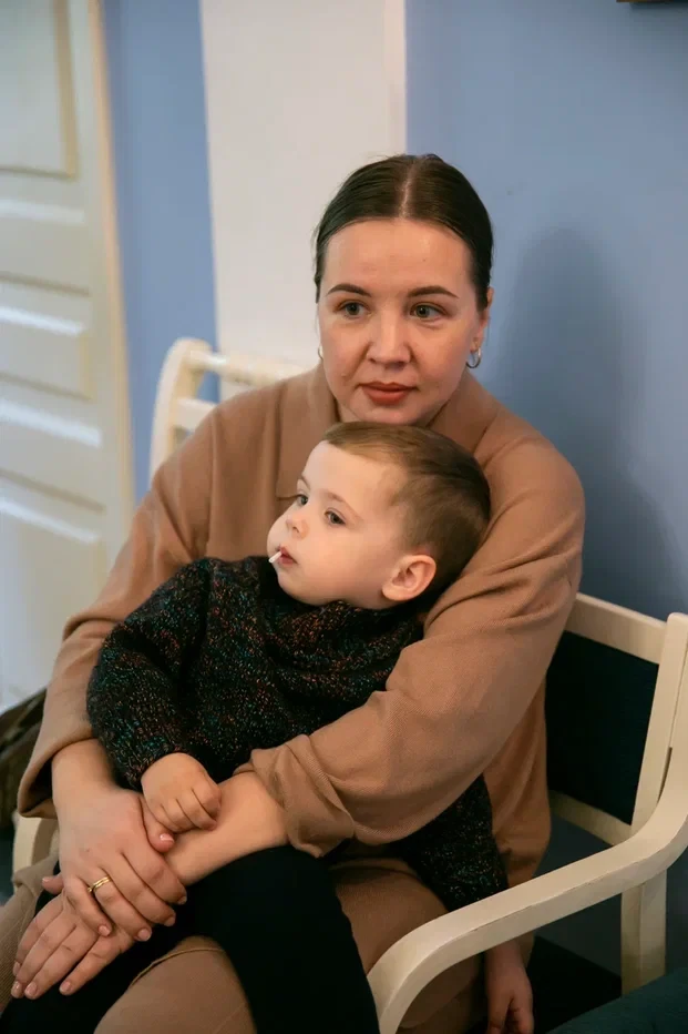 — На эту кушетку,