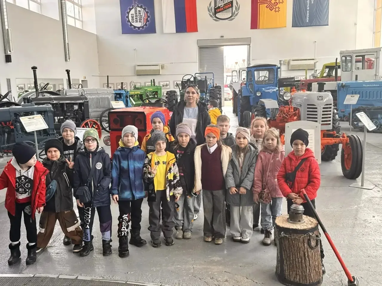 🚜Ученики 1г класса посетили Музей истории трактора. Ребята увидели два вида экспозиций. Первая истор