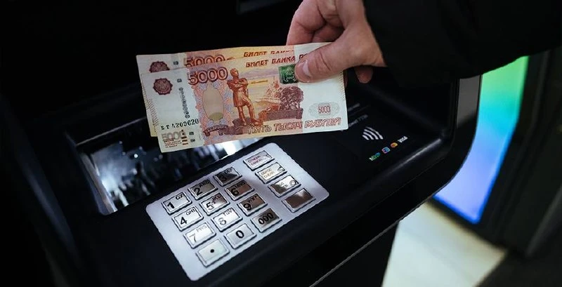 С 1 октября россияне смогут вносить наличные в банкомате одного банка и зачислять их на...