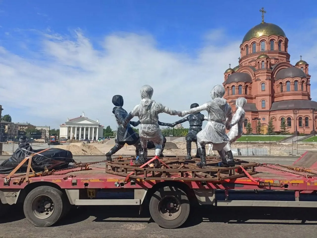 Скульптуру «Детский хоровод» вернули на Привокзальную площадь Волгограда