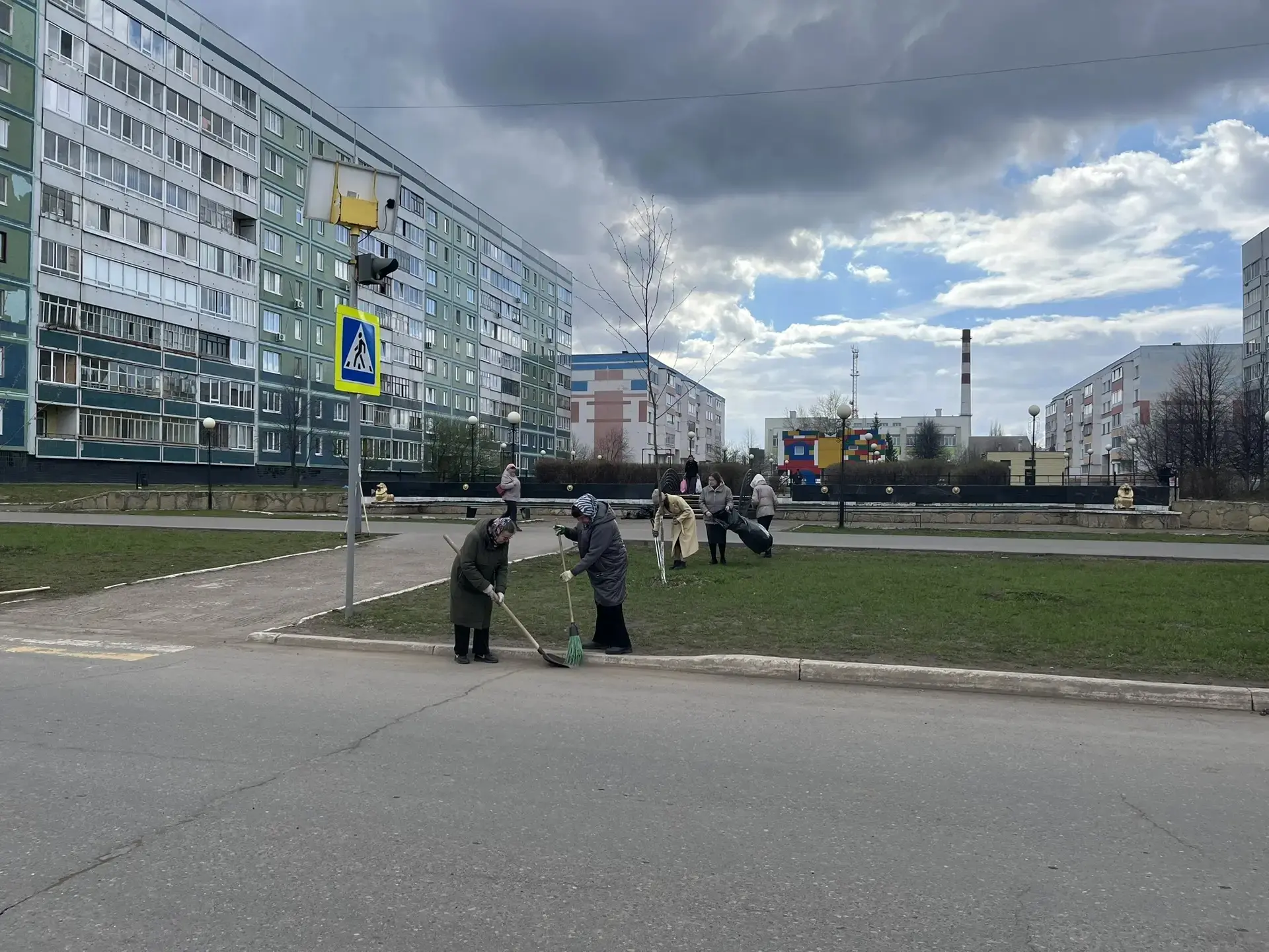 Педагогический коллектив нашей школы присоединился к городскому субботнику.    Безнең мәктәпнең укыт