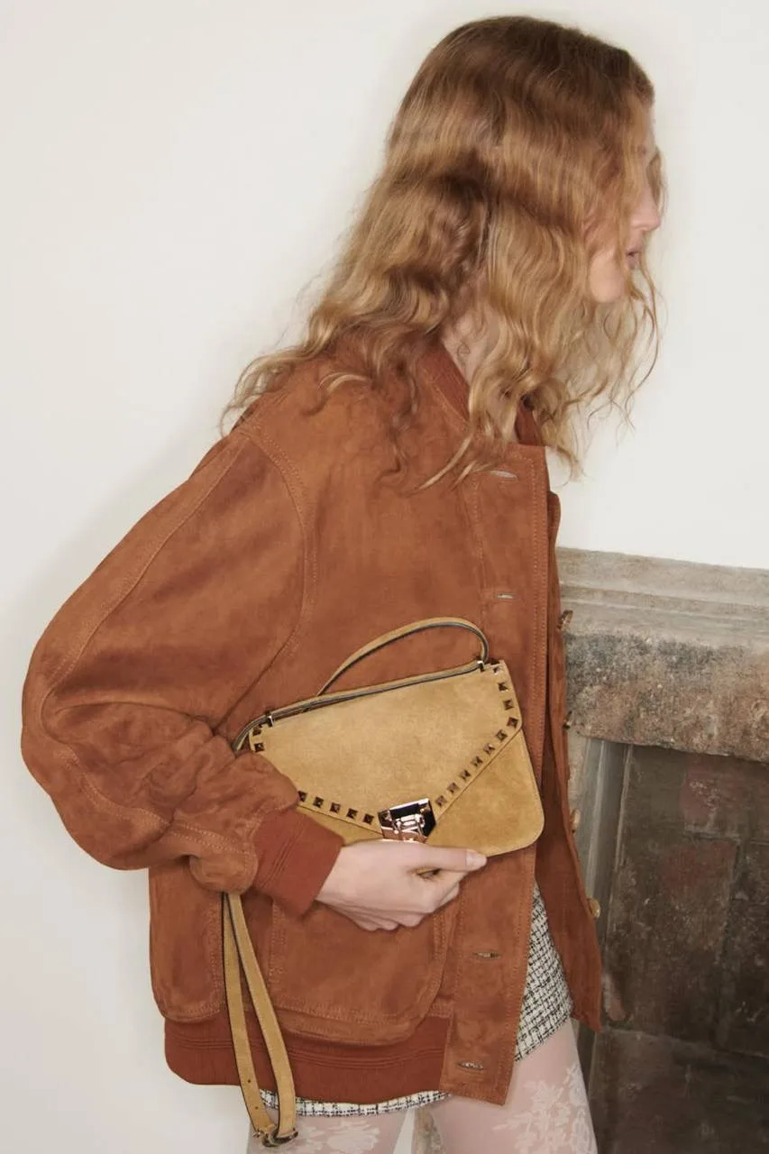 Свежий взгляд на классику: сумка Valentino Rockstud из бархатистой замши с культовыми ш...