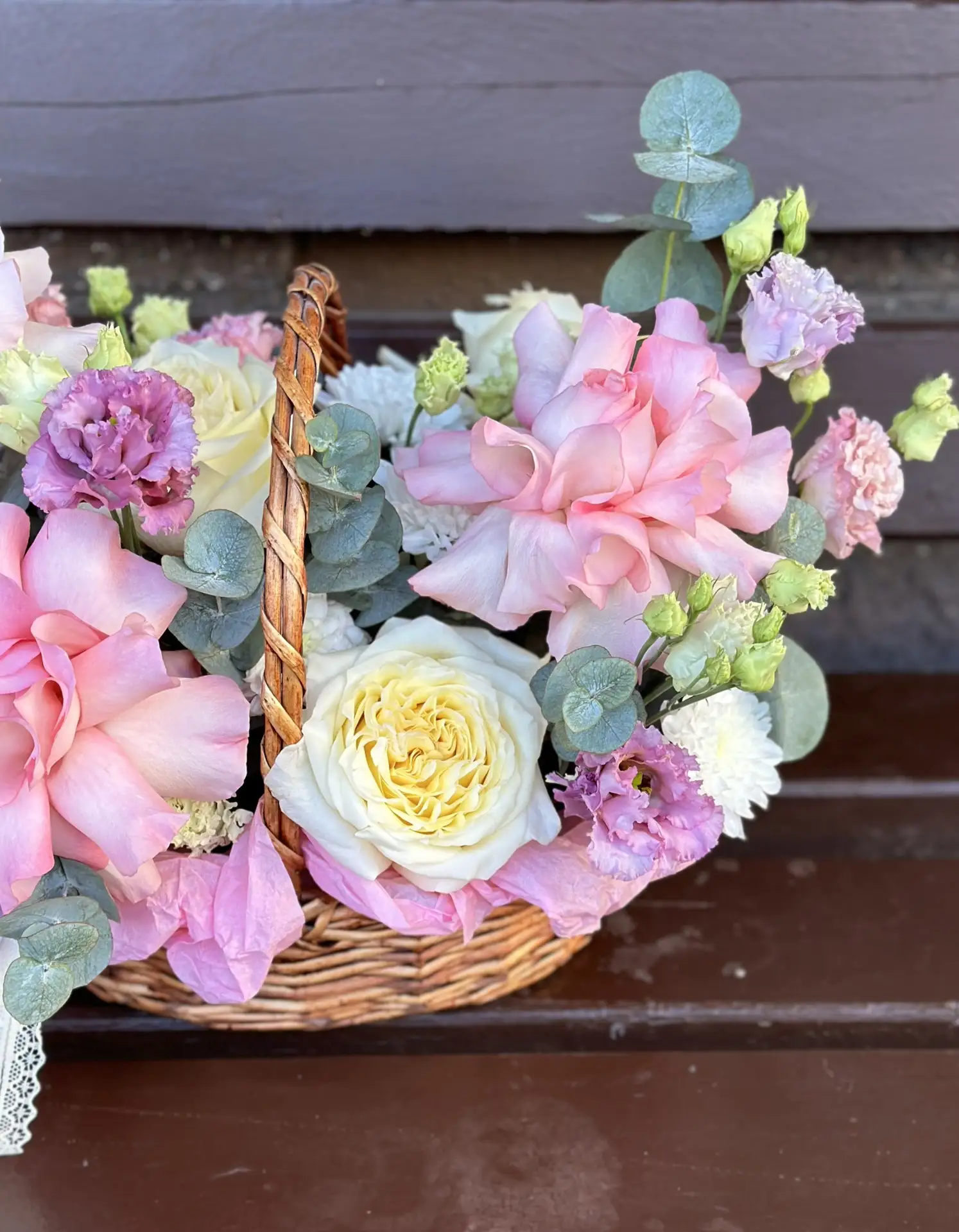 Цветочная корзина 🌸

Французские и пионовидные розы вкупе с махровым лизиантусом и ароматным эвкали