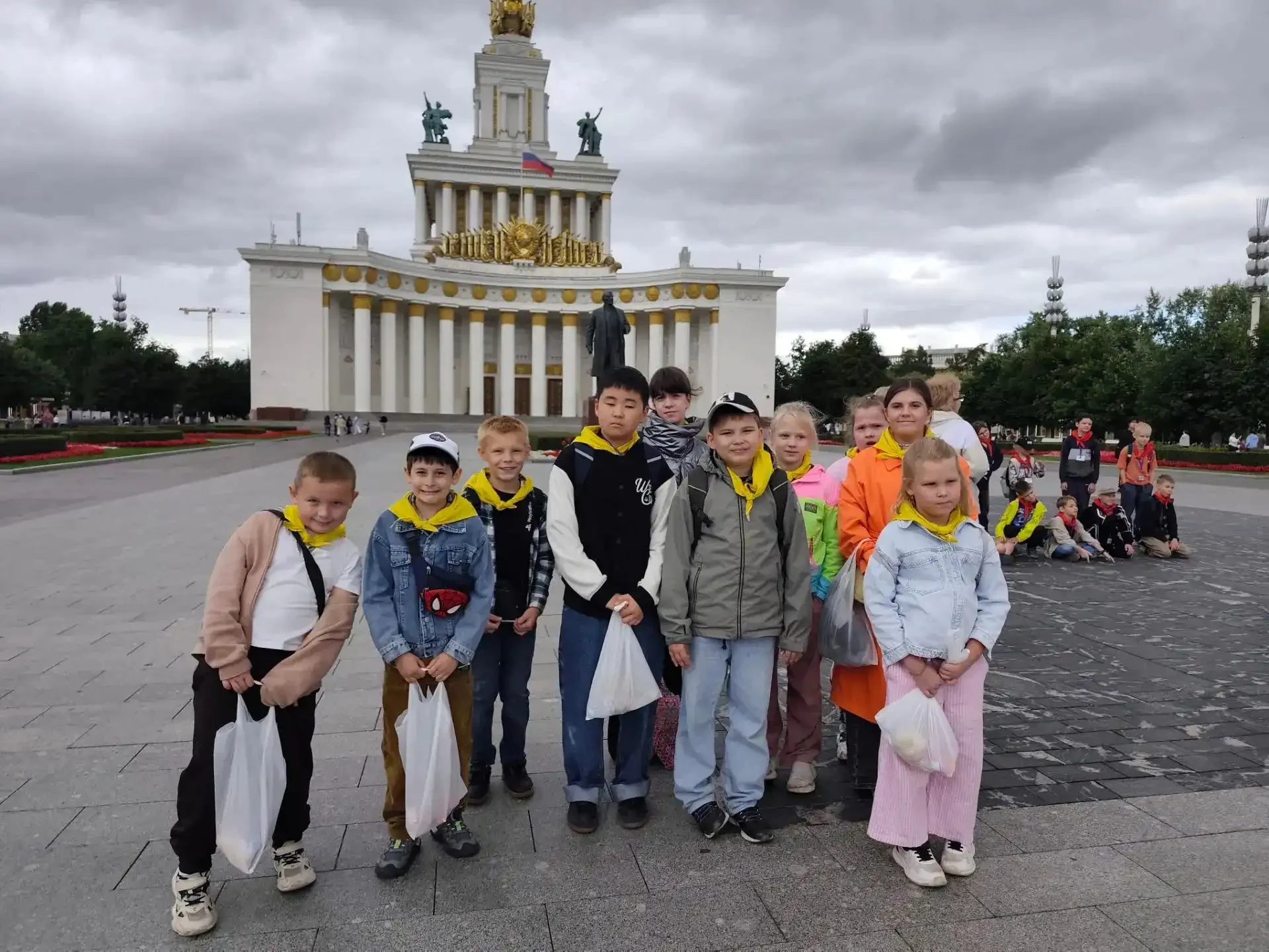 Юные исследователи в павильоне «Атом»