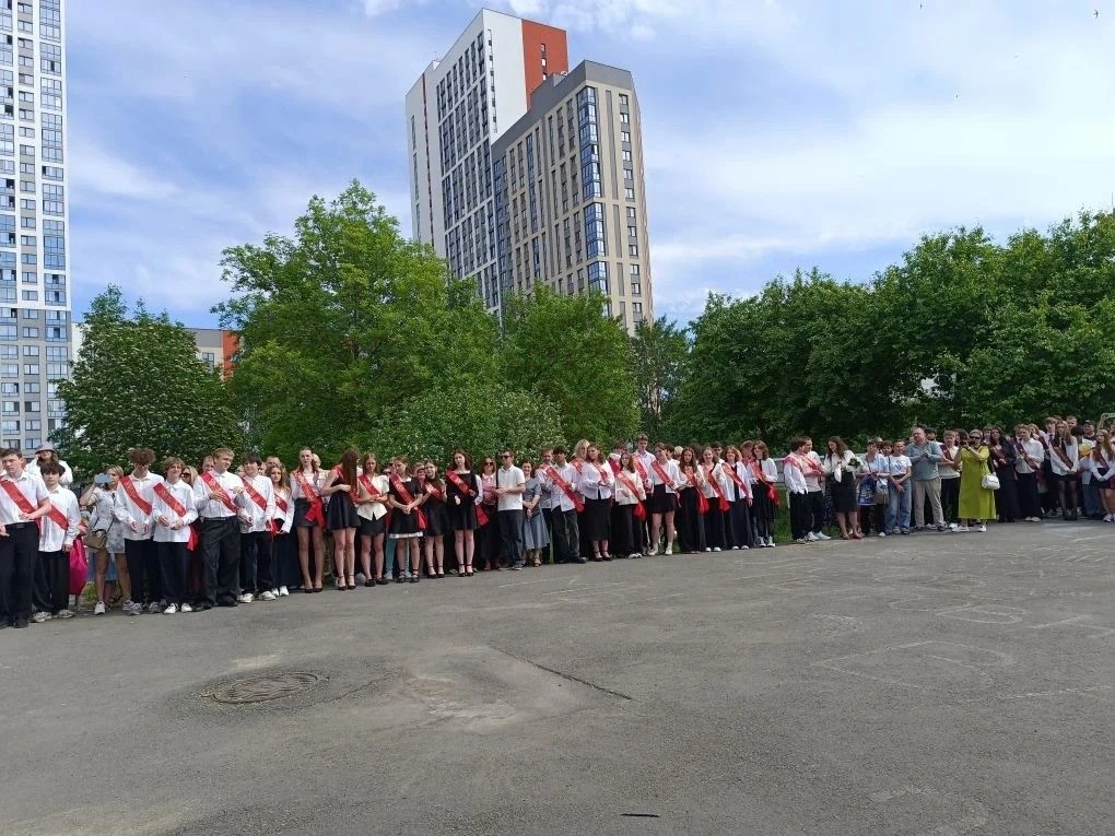 Сегодня для наших девятиклассников прозвенел Последний звонок.🔔🔔🔔  9 лет — это целая эпоха. В этих с