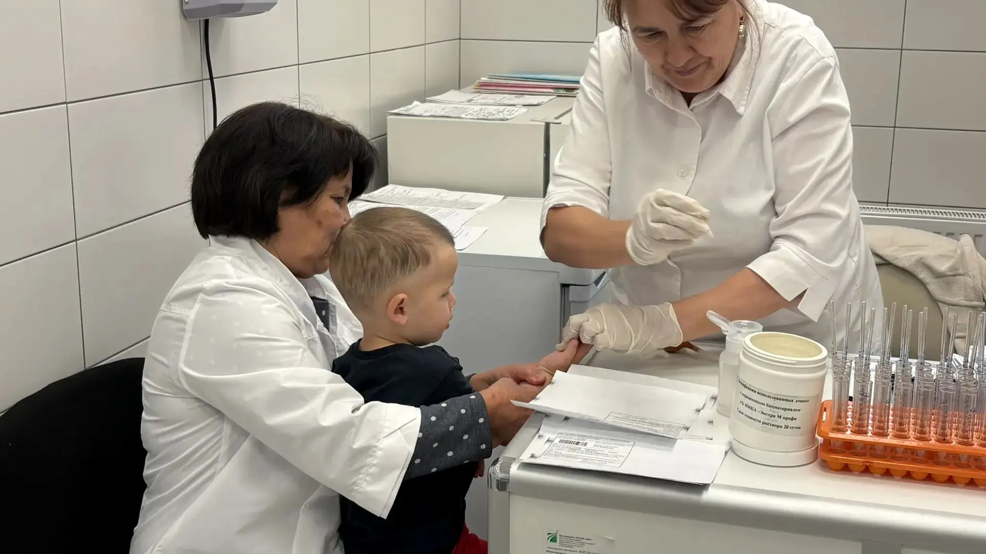 В детском саду прошел медицинский осмотр дошколят.