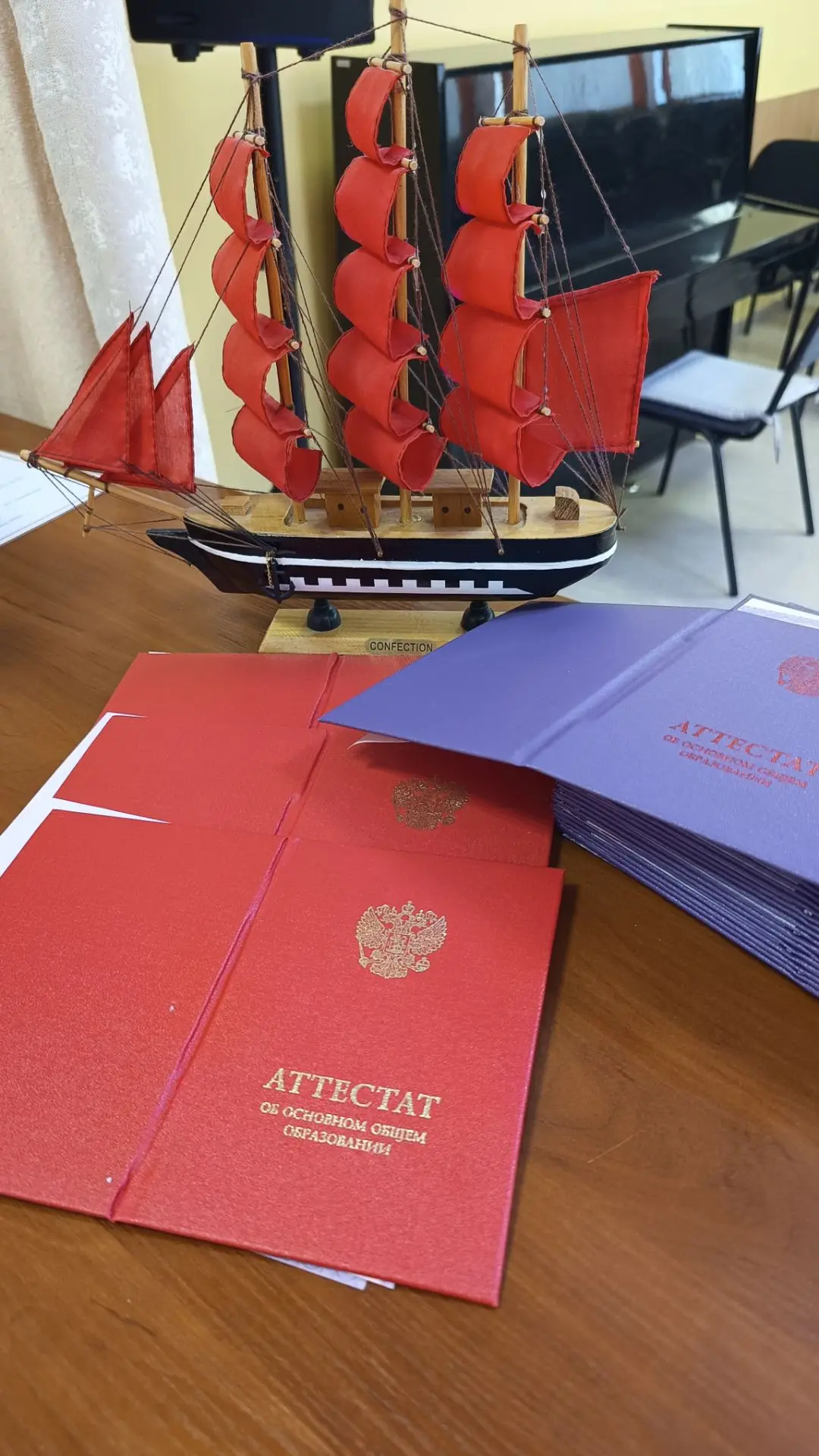 В нашей школе прошло торжественное вручение аттестатов выпускникам 9 и 11 классов.
Это важное, волни