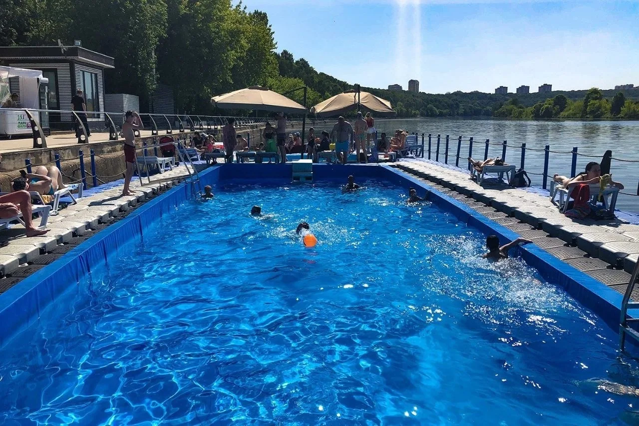 🏖️ В парке «Фили» есть плавучие бассейны.

Они установлены прямо на Москве-реке: два взрослых глуби