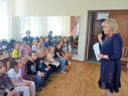 НАС МИР МУЗЫКИ К СЕБЕ МАНИТ.
     Недавно дошколята окунулись в мир музыки, посетив музыкальную школ