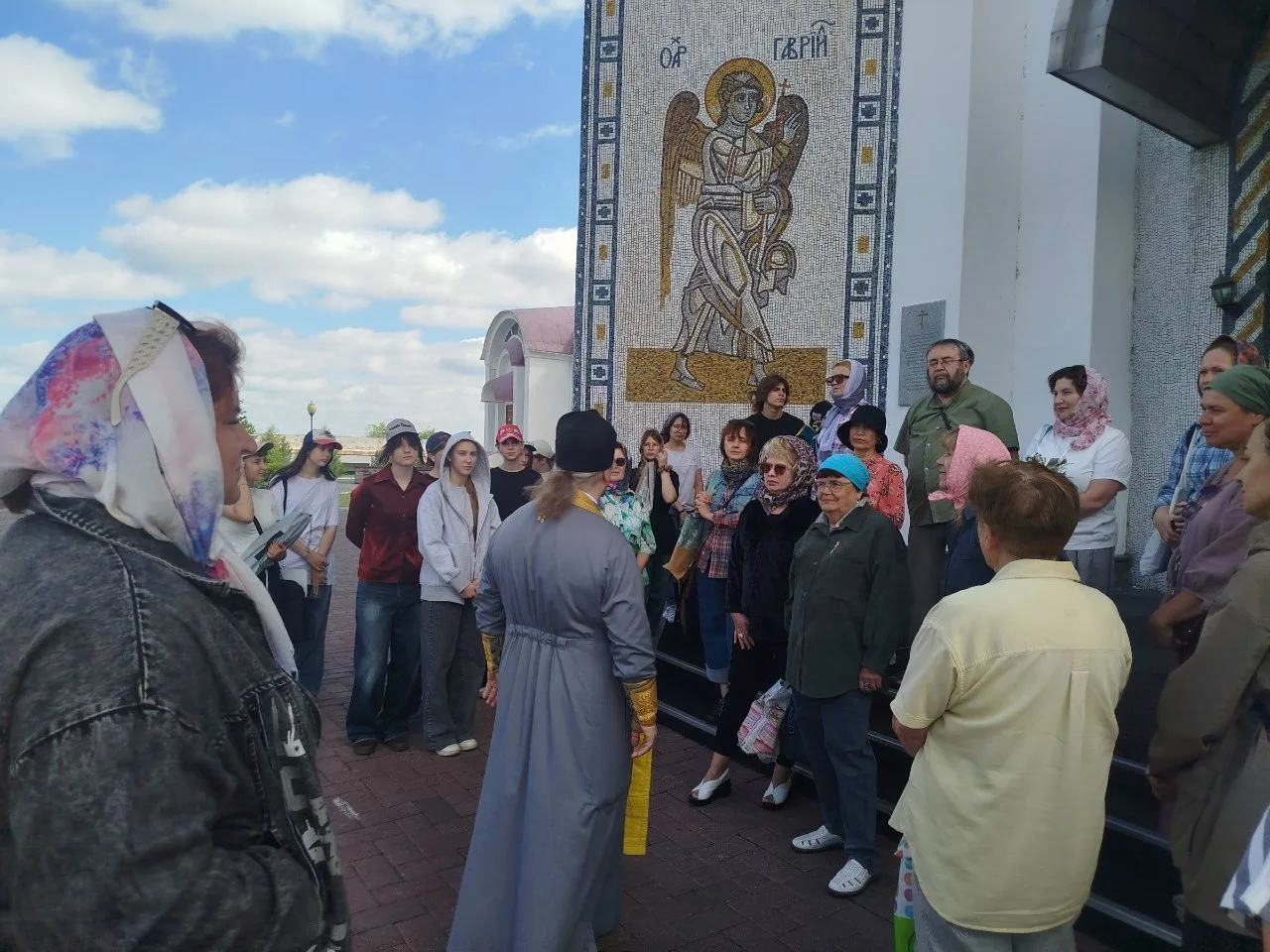 Сегодня работа третьего городского пленэра «Храмы Магнитки» прошла на территории храма Покрова Пресв