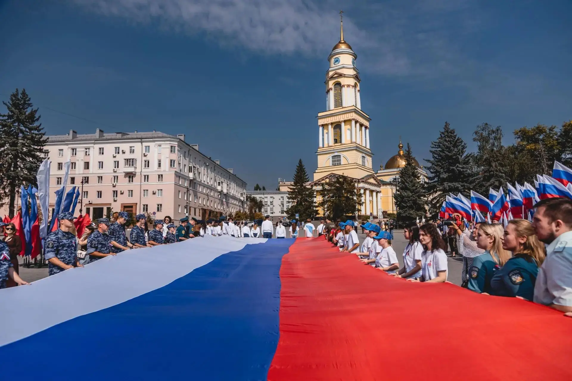 🇷🇺 Бело‑сине‑красное знамя длиной 30 метров пронесли по центральным улицам Липецка – ...