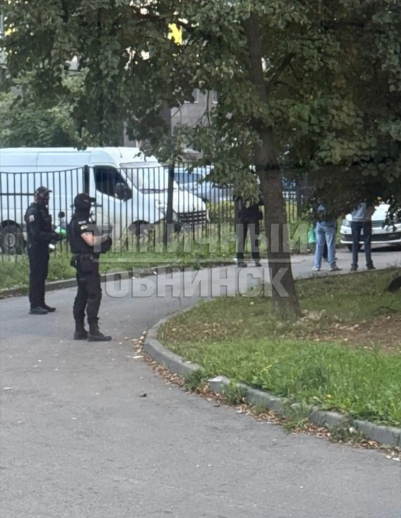 ❗️Общежитие на Курчатова окружили, подъезжающие машины проверяют.