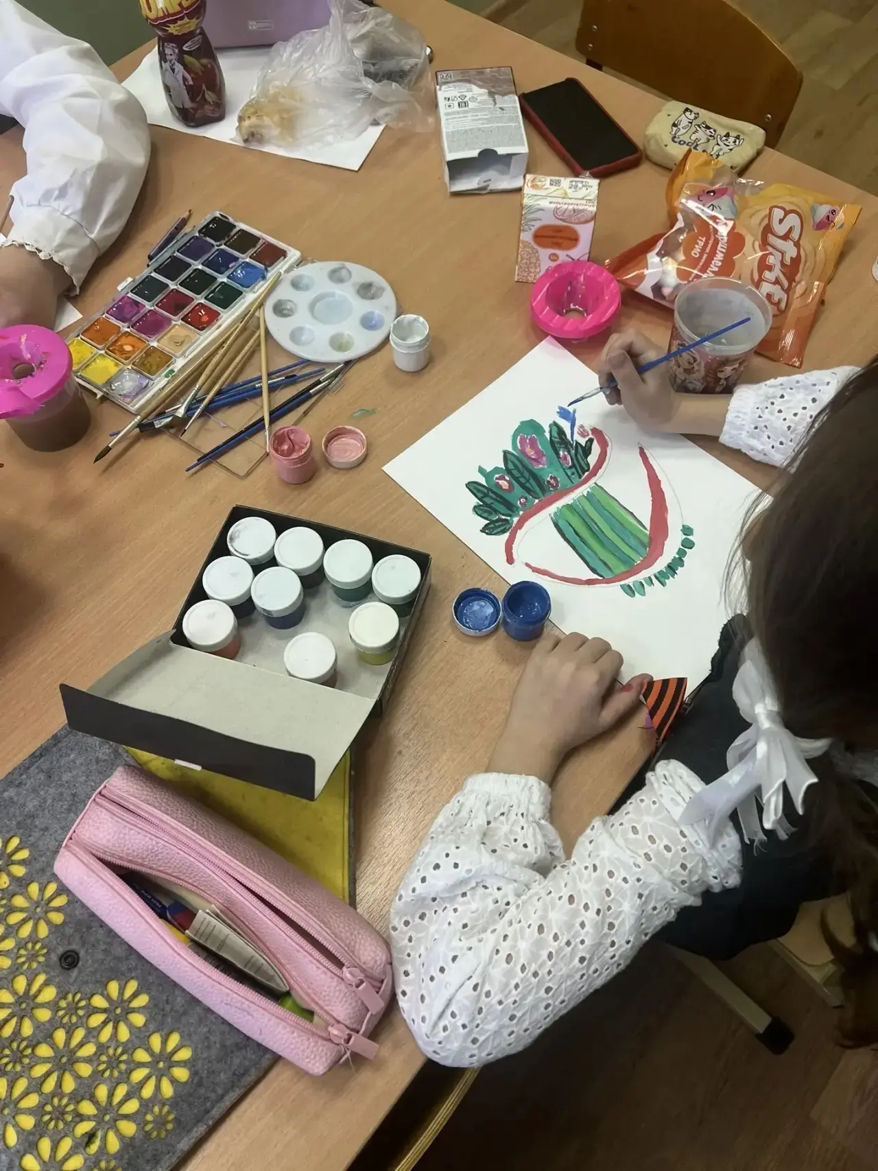 🎨 Занятие кружка «Волшебная кисть»  27.04.2026 прошло творческое занятие на тему «Мир! Труд! Май!». 