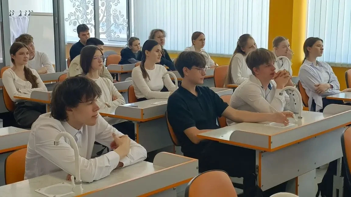 В нашей школе прошёл профориентационный урок по химии 🧪  Его провёл доцент кафедры «Оборудование хим
