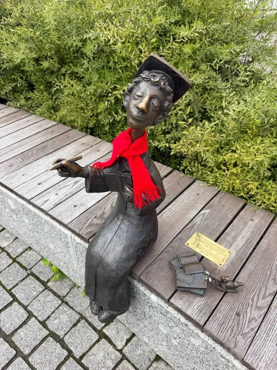 Милый ангел-студент сидит на скамейке в скверике у СПбГУ ❤️