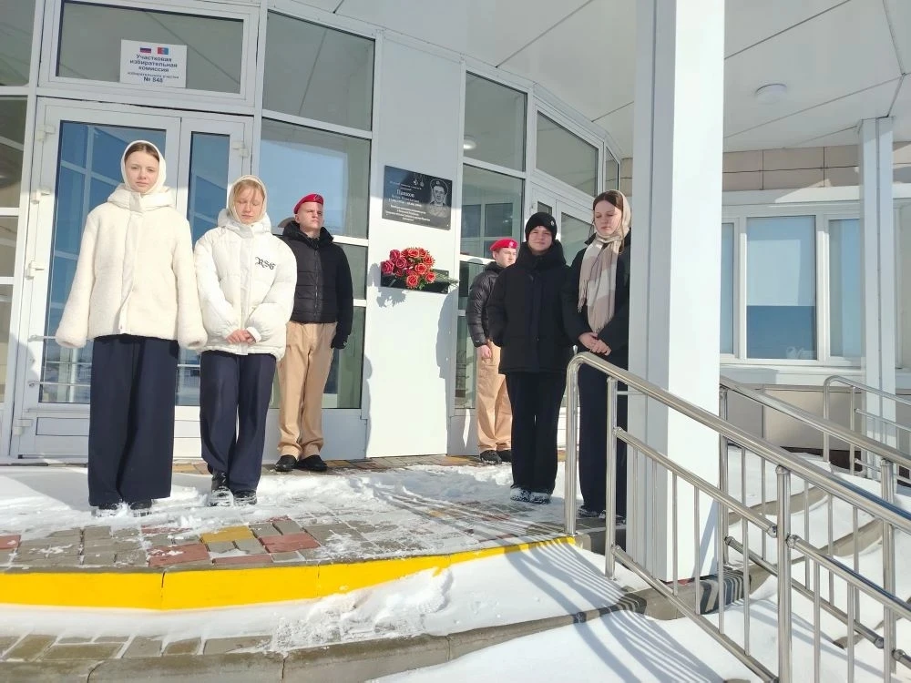 Возложение цветов — традиция, которая помогает выразить почтение к ушедшим и увековечить память о зн