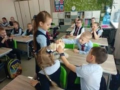 🟢Уроки с родителями! В 1В классе провела урок мама лицеистки Ковалёвой Алисии — Алла Алексеевна. Алл