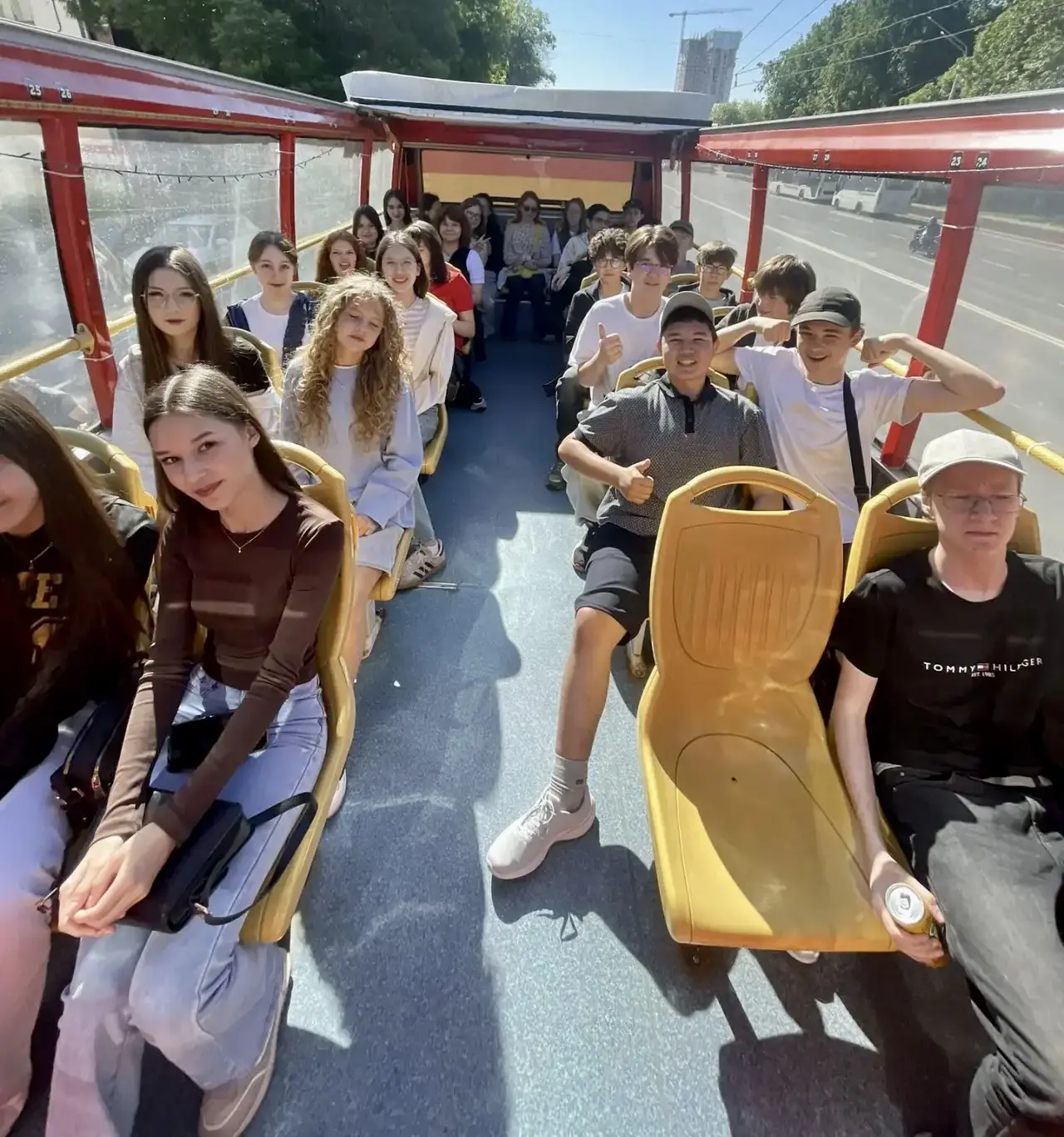 🚌 Ученики 8Д класса вместе со своим классным руководителем побывали на большой обзорной экскурсии по