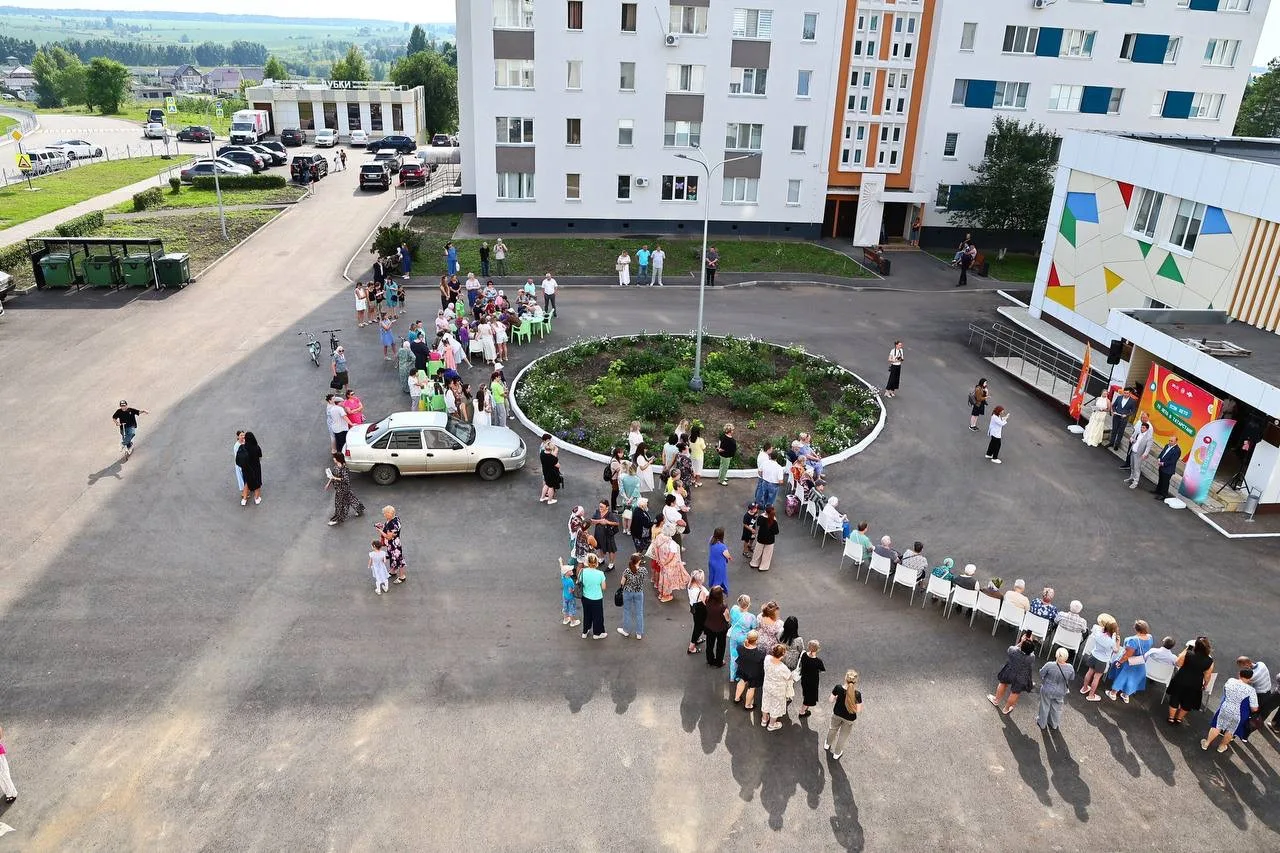 Завершился капитальный ремонт в ещё одном дворе Камских Полян. 

По программе Раиса Татарстана «Наш 