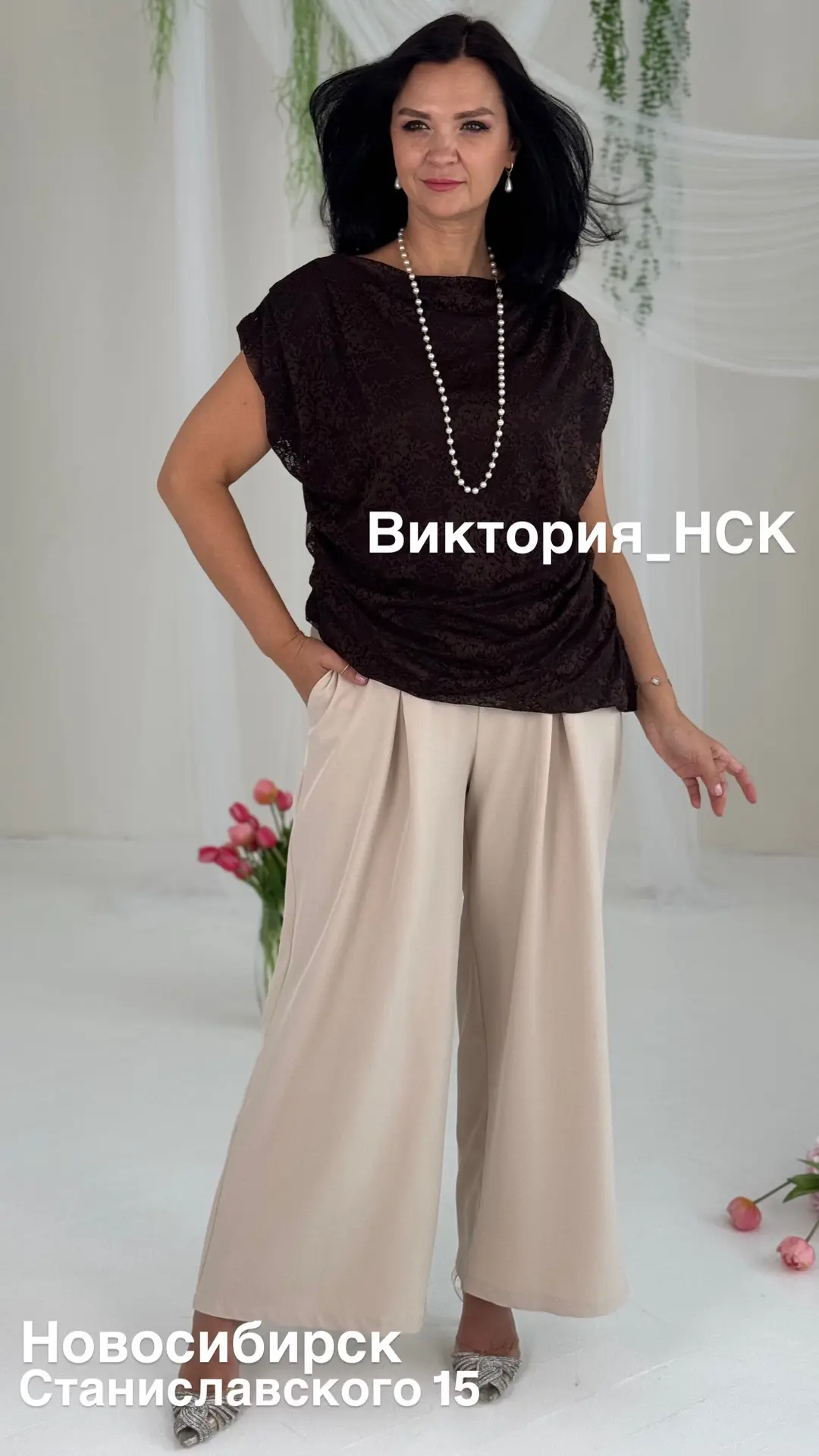 Костюм на любое ваше мероприятие.
Гипюровая блузка(мягкий гипюр)+брюки +бусы в комплекте.
Размеры-48