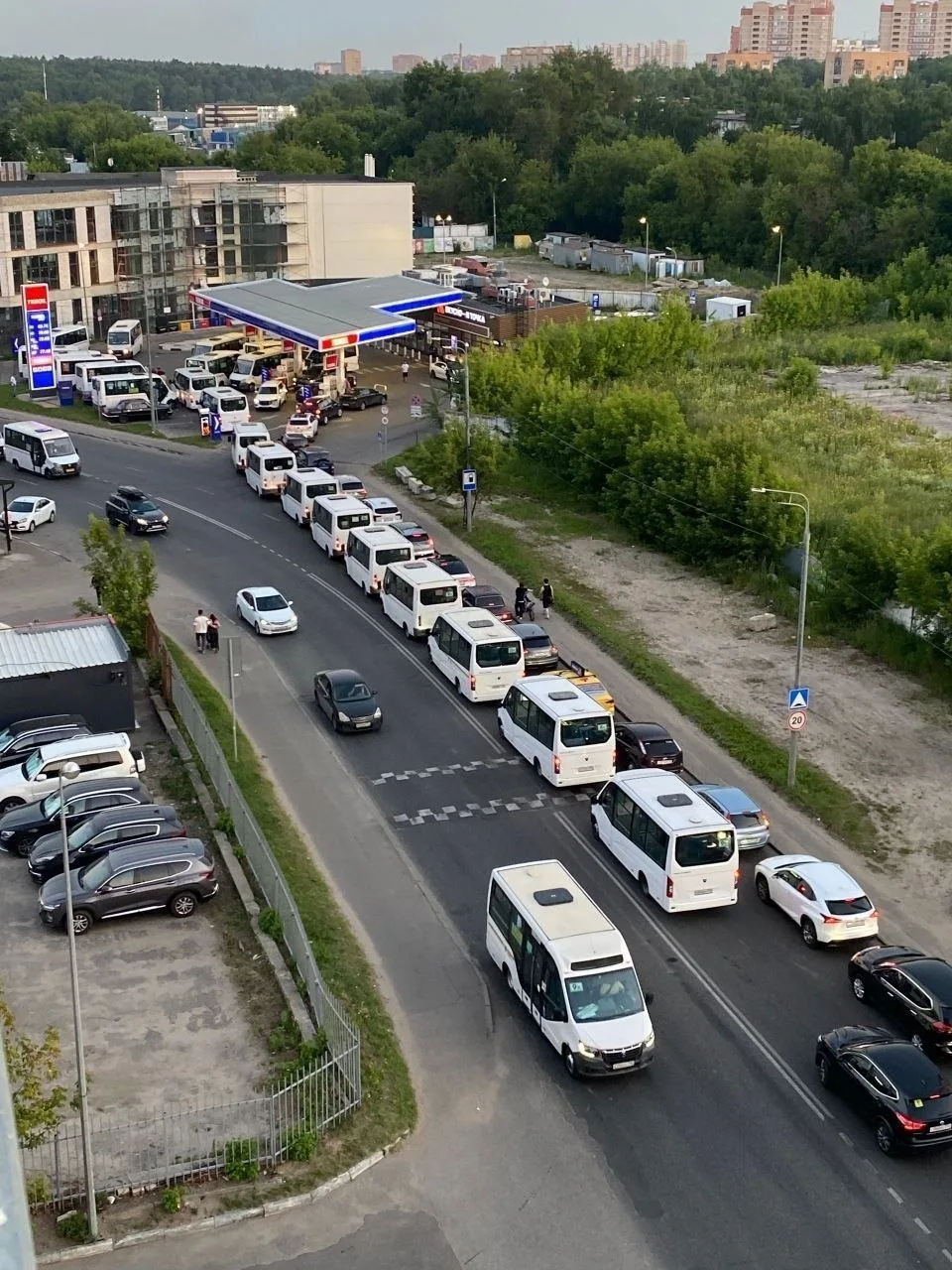 В Подмосковье в Балашихе маршрутки парализовали движение, выстроившись в длинную очередь на заправку