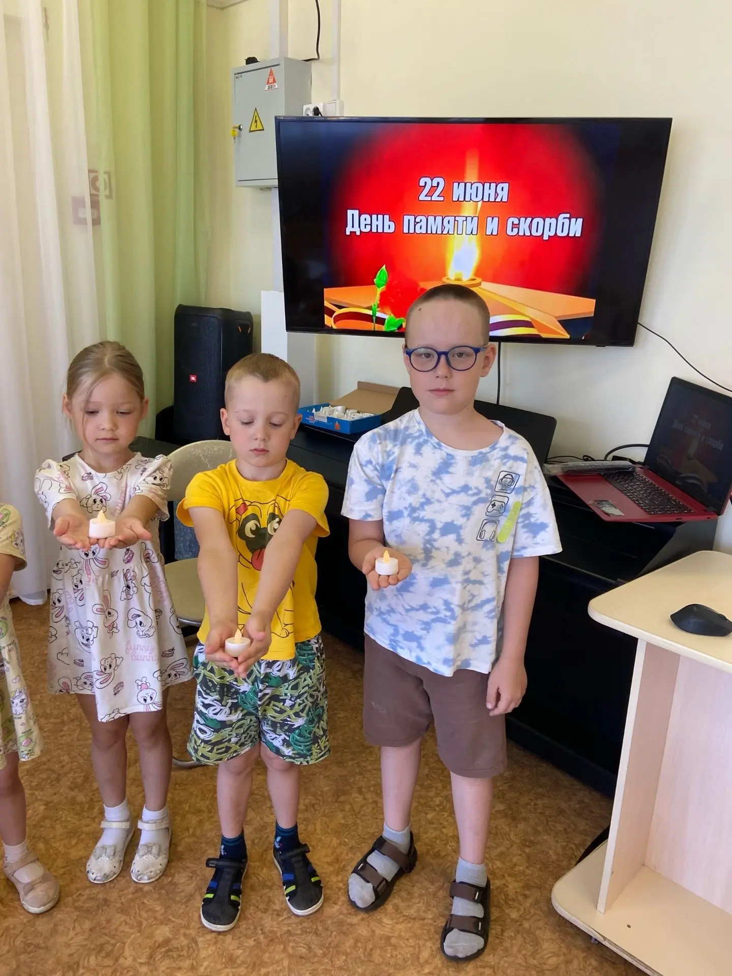 День памяти и скорби🙏

2⃣2⃣ июня воспитанники группы «Белоснежка» и «Русалочка» приняли участие в т