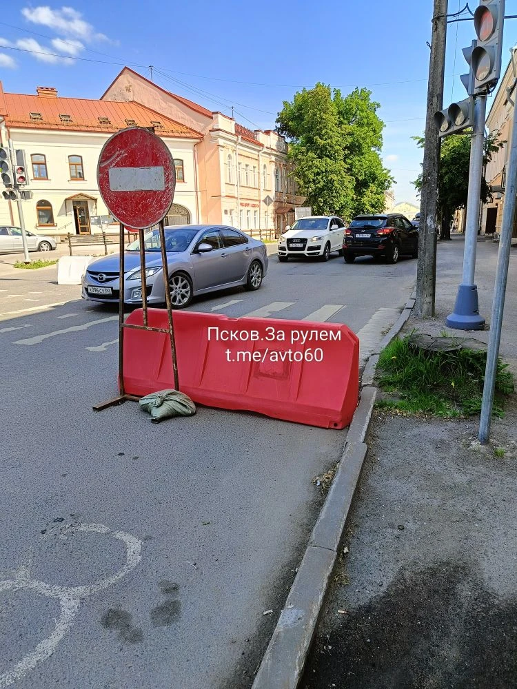 На перекрестке Советская / Некрасова самые умные лезут под кирпич, а потом сдают задом. Все сигналят