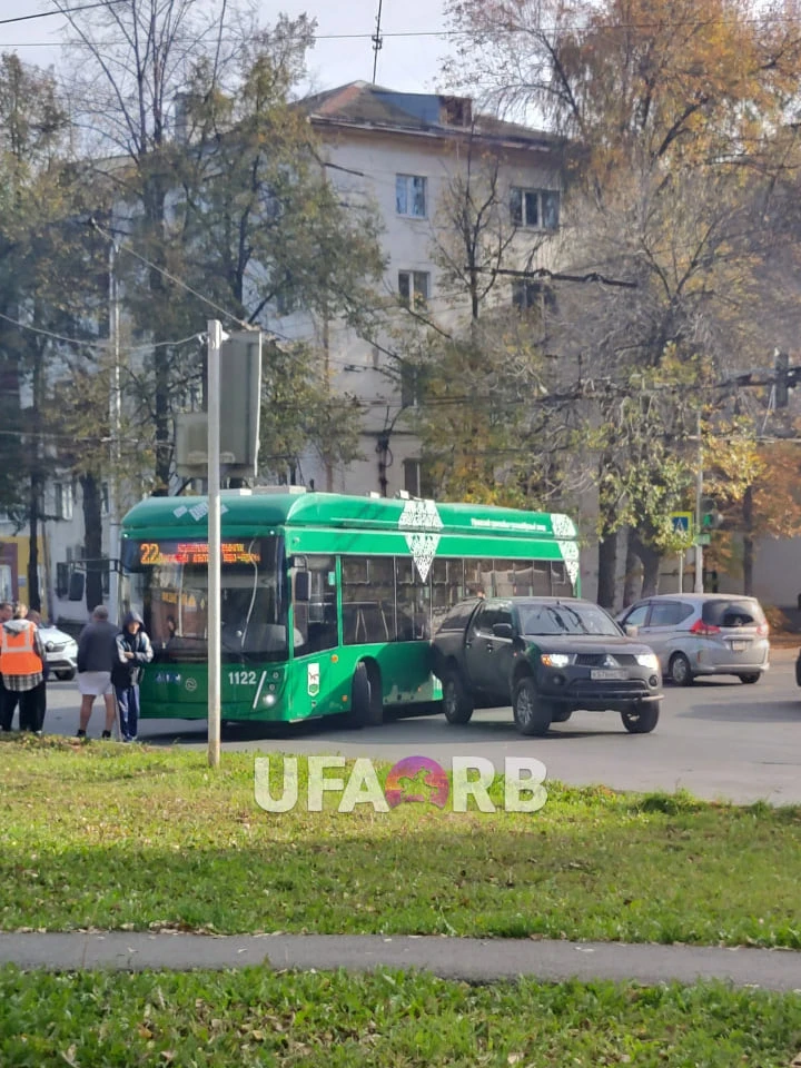 Автор: В Черниковке троллейбус №22 попал в ДТП, не доехав до остановки 100 метров😢 Ава...