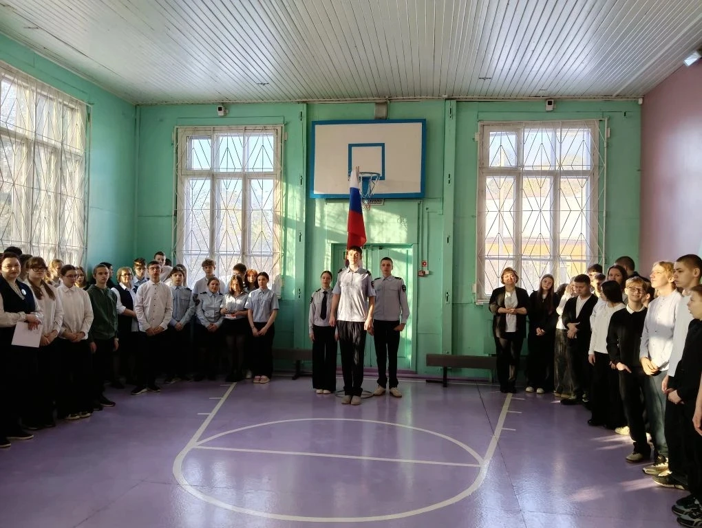 🇷🇺С торжественной линейки, посвящённой Дню воссоединения Крыма с Россией, началась учебная неделя.
