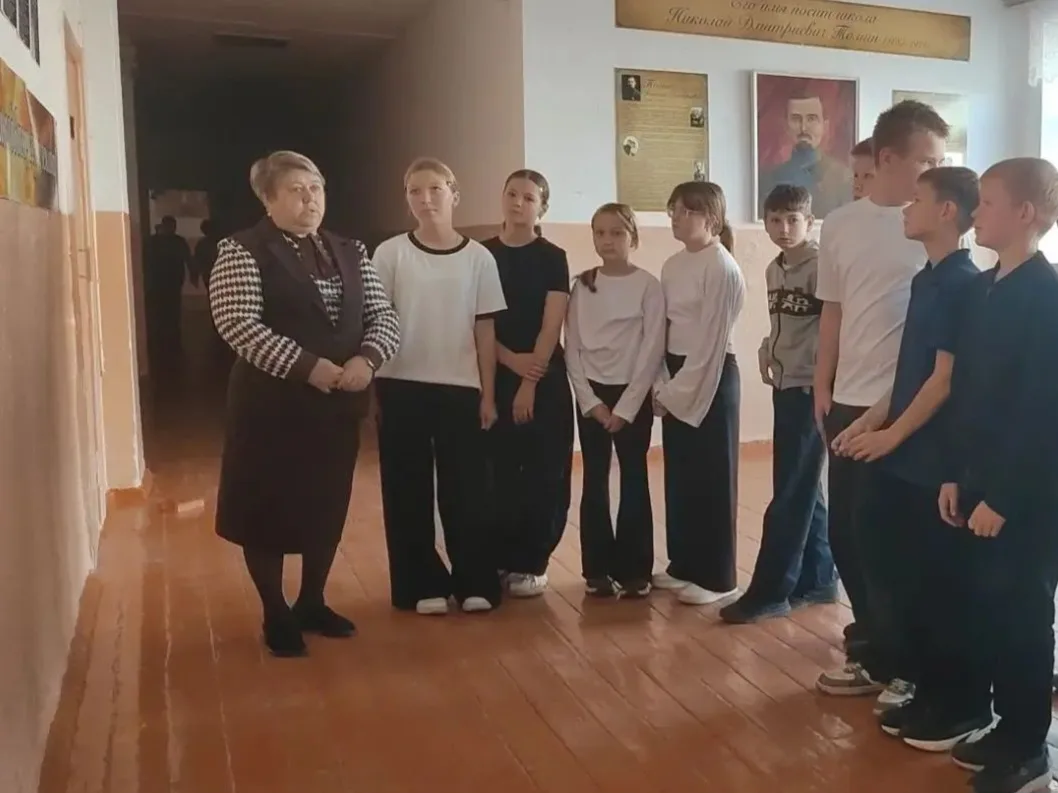 У ребят 6а класса состоялся классный час у Стены Памяти героям, погибшим в ходе СВО. Ка...