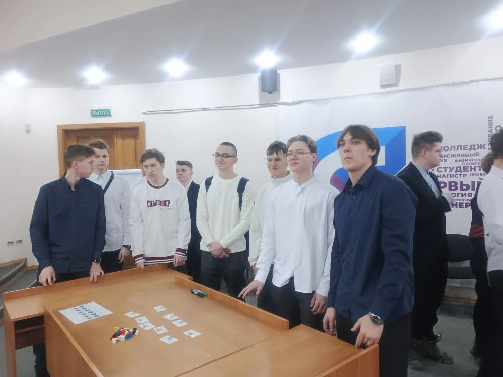 Когда инженеры играют в Лего, получается бизнес 😎🧱  Думаете, в 10Б только физику изучают? Как бы не 