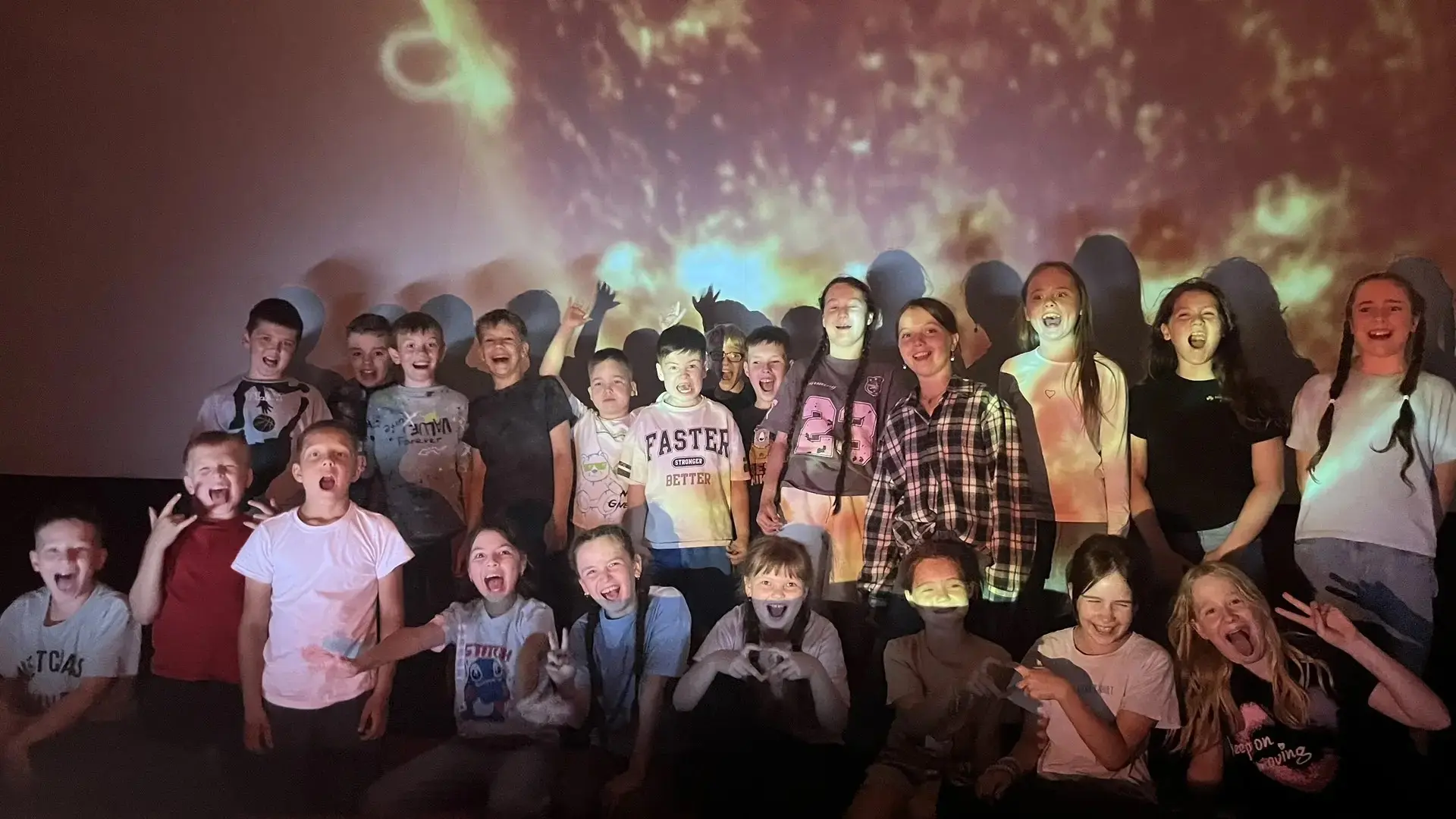 🚀 Космос прямо в нашем лагере! 

У нас произошло нечто невероятное! К нам в гости приехал мобильный